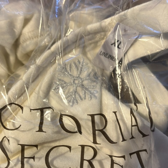 🔥VS Pink powder puff soft unlined bralette w pom poms & snowflakes sz XL NWT - Picture 6 of 8